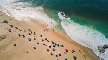 superiore Visualizza di sabbioso spiaggia con turchese mare acqua e colorato blu gli ombrelli, aereo fuco sparo. generativo ai. foto