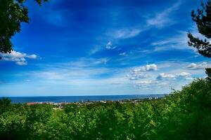 colorato Visualizza a partire dal il vantaggio punto di il primavera città di sopot nel Polonia e il baltico mare foto