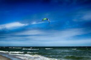 caldo senza nuvole giorno su il spiaggia. baltico mare paesaggio nel Polonia foto