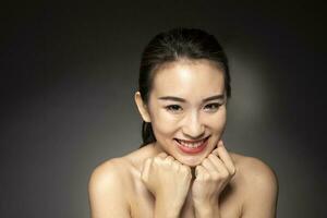 giovane bellissimo asiatico donna facciale espressione foto