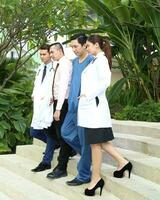 Sud est asiatico giovane malese Cinese uomo donna medico medico stetoscopio grembiule gruppo In piedi posa fiducioso foto