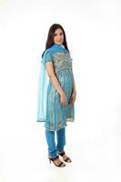 Sud est asiatico indiano gara etnico origine donna indossare indiano vestito costume salwar kameez multirazziale Comunità su bianca sfondo foto