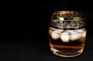 bicchiere di acquavite di whisky rosso scuro o bourbon foto