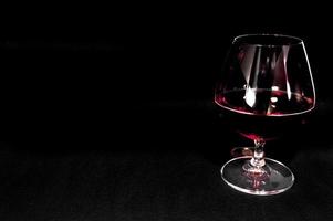 bicchiere di whisky brandy rosso scuro o bourbon foto