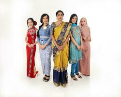 Sud est asiatico malese Cinese indiano gara etnico origine donna indossare vestito costume baju kurung cheongsam samfu kebaya condividi multirazziale Comunità su bianca sfondo foto