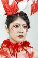 giovane bellissimo donna nel Cinese cheongsam moderno trucco alto moda foto
