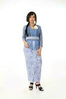 Sud est asiatico malese gara etnico origine donna indossare vestito costume blu kebaya multirazziale Comunità su bianca sfondo foto
