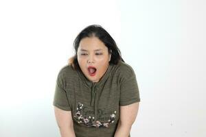 giovane più dimensione Sud est asiatico donna posa viso espressione emozione su bianca sfondo disgustoso foto