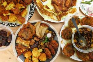 indiano bengalese porcile varietà più in forma in profondità fritte tanpura piaju pakoda malconcio cavolfiore melanzana Ravioli cola dal friggere date per iftar prima colazione merenda comfort cibo foto