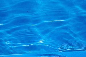 superficie della piscina con acqua blu pulita foto