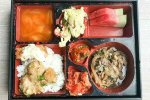 coreano bento pranzo scatola riso pollo uovo Manzo kimchi la minestra anguria foto