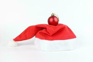 Natale cappello rosso ornamento decorazione su bianca sfondo foto