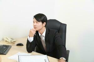 giovane asiatico uomo donna indossare attività commerciale ufficio completo da uomo sedia tavolo computer bianca sfondo foto