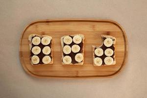 tre toast di pane bianco alla banana spalmati di burro al cioccolato