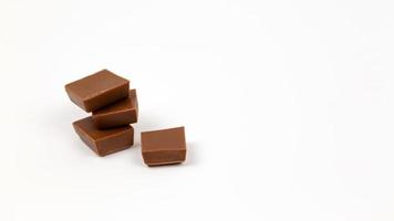 pezzi di barretta di cioccolato su sfondo bianco foto