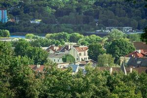 Visualizza su un' città parte con molte di estate verdura e Residenziale case nel kaunas, Lituania foto