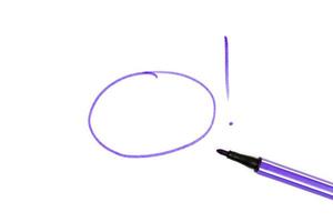 cerchio viola con punto esclamativo e un pennarello viola su sfondo bianco foto