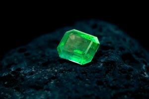 lusso Smeraldo pietra preziosa su naturale pietra foto