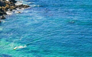 spiaggia sabbia blu turchese acqua onde panorama carrizalillo puerto escondido. foto