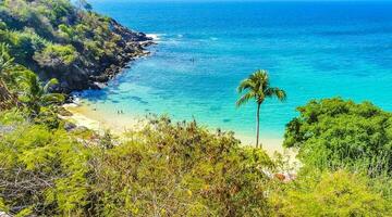 spiaggia sabbia blu turchese acqua onde panorama carrizalillo puerto escondido. foto