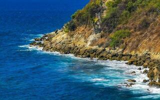 spiaggia sabbia blu turchese acqua onde panorama carrizalillo puerto escondido. foto