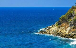 spiaggia sabbia blu turchese acqua onde panorama carrizalillo puerto escondido. foto