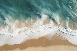 oceano onde su il spiaggia come un' sfondo. bellissimo naturale estate vacanza vacanze sfondo. aereo superiore giù Visualizza di spiaggia e mare con blu acqua onde, creare ai foto