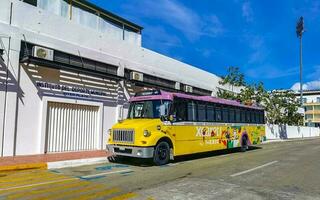 playa del Carmen quintana roo Messico 2023 colorato rosa giallo verde xcaret autobus playa del Carmen Messico. foto