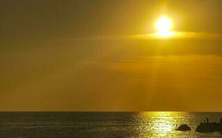 colorato d'oro tramonto grande onda e spiaggia puerto escondido Messico. foto