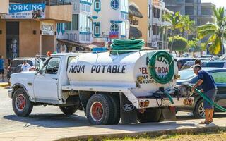 puerto escondido oaxaca Messico 2023 messicano acqua camion carico trasportatore consegna macchine nel puerto escondido Messico. foto