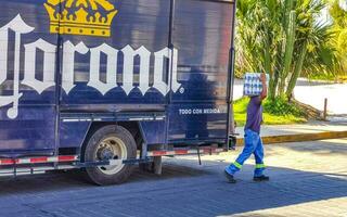 puerto escondido oaxaca Messico 2023 messicano corona birra camion carico trasportatore consegna macchine nel Messico. foto