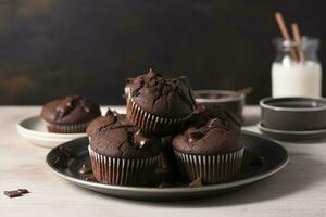 piatto con gustoso cioccolato cupcakes su tavolo, creare ai foto