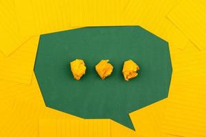 fogli di carta arancioni su un consiglio scolastico verde formano una bolla di chat foto