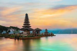 tempio di ulun danu beratan bali indonesia foto