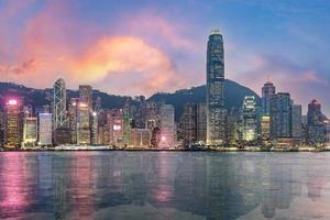Skyline di Hong Kong la sera visto da Kowloon foto