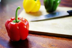 Close up di peperoni rossi sulla cucina sfondi tavolo in legno foto