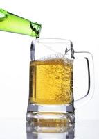 celebrare le giornate internazionali della birra con drink beeer su sfondo bianco foto