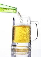 celebrare il concetto di giorni di birra con versando la birra in un bicchiere su sfondo bianco foto