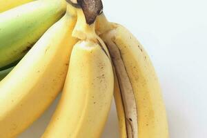 1 pettinato Banana su un' bianca sfondo. foto
