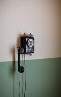 vecchio telefono a parete