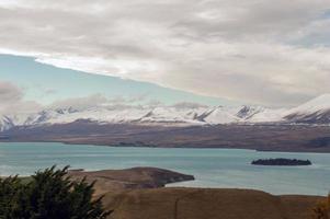 montagne di neve nel lago tekapo foto