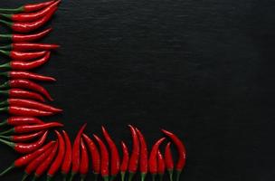 fotografia di peperoncini rossi su sfondo ardesia per il menu del ristorante foto