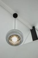 lampada leggera che pende dal soffitto