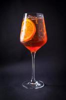 bevanda cocktail fresco su sfondo nero foto