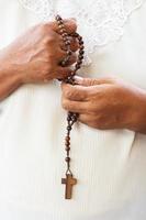 umano prega a dio e tiene il rosario di legno