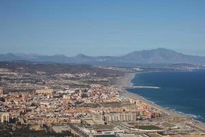 spiaggia e zona residenziale a Gibilterra nel territorio britannico d'oltremare foto