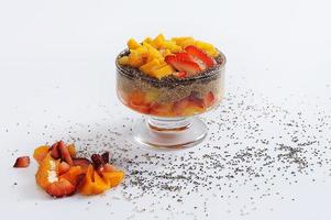 budino di semi di chia con frutti di bosco foto