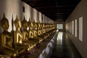 città, nazione, mm gg, aaaa - statue d'oro di buddha nel tempio