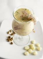 seviche peruviano leche de tigre cocktail di pesce crudo ceviche con peperoncino tritacarne e coriandolo foto