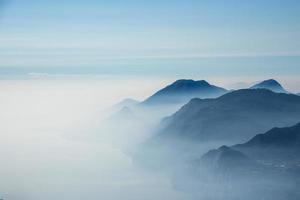 cielo azzurro e nebbia nelle montagne intorno al lago di garda foto